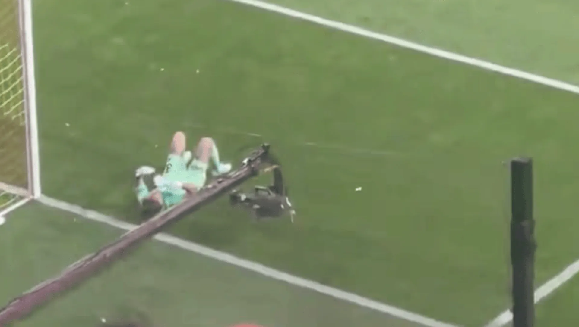 前曼城门将埃德森比赛中被杂物击中，倒地后愤怒推开摄像机